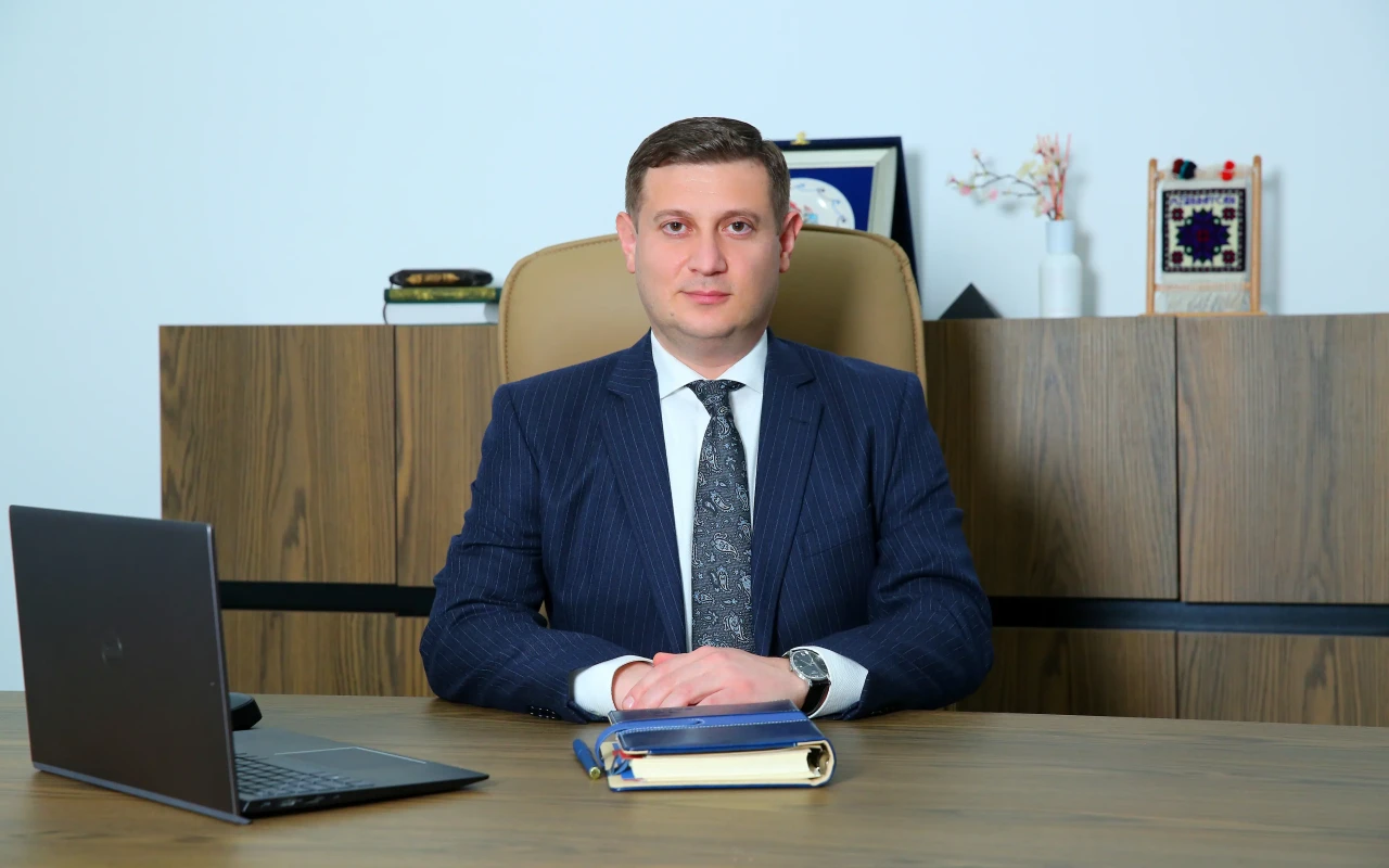 TƏBİB-ə rəhbərlik edən şəxsOqtay Şirəliyevin köməkçisi olub